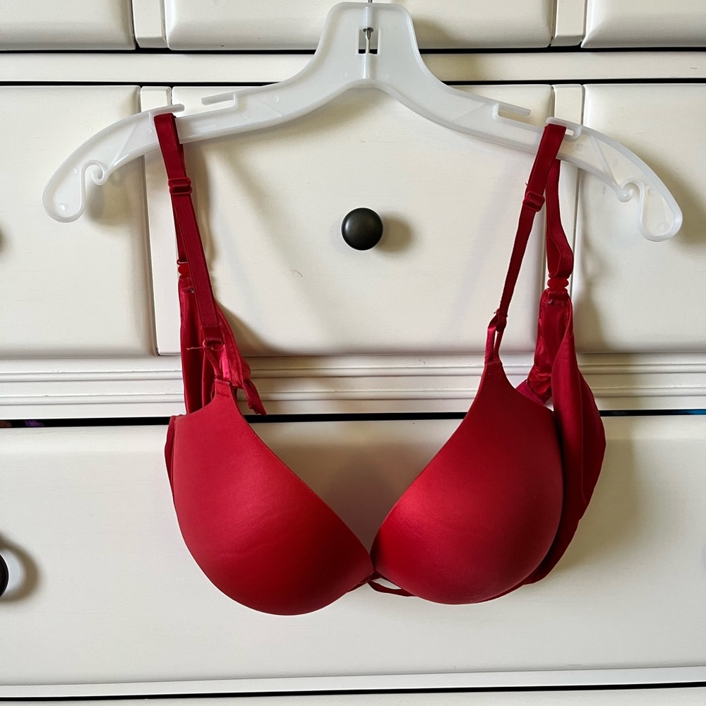 Size 36D red bombshell bra by Victoria Secret!